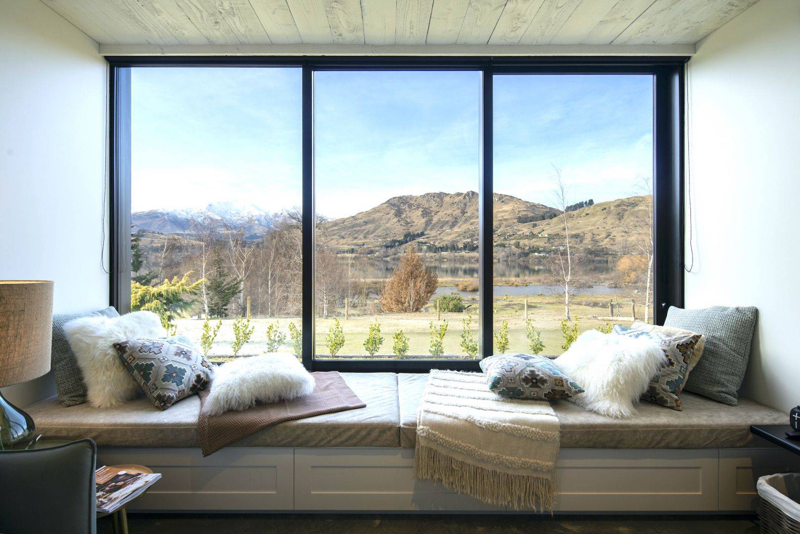 Cosy bay window with a view of the lake and mountains