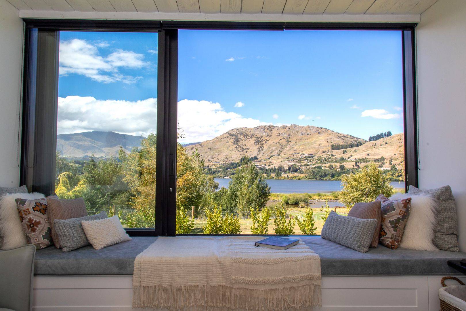 Hayes Cottage, luxury lakefront accommodation on Lake Hayes, Queenstown with lake and mountain views