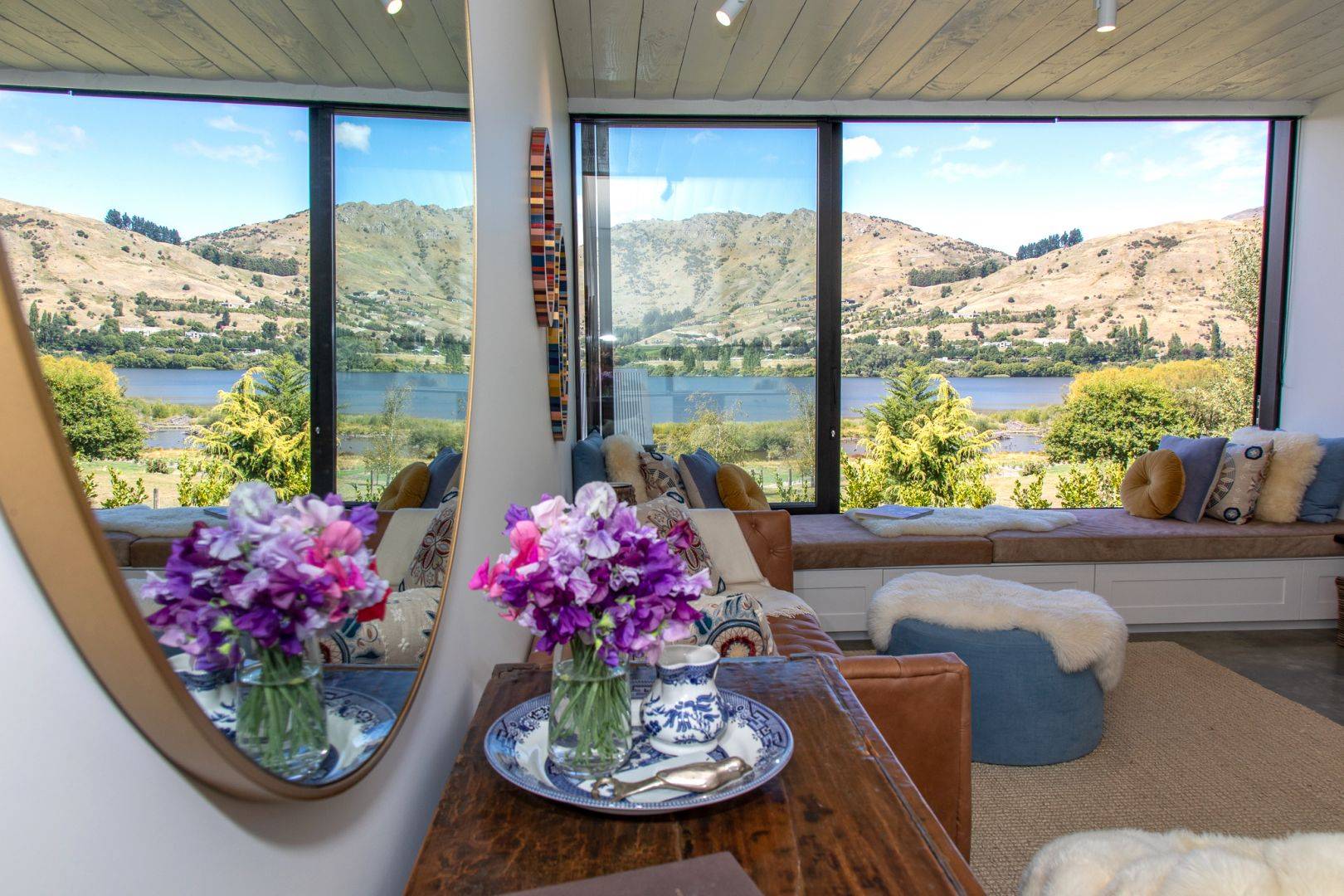 Luna Cottage, luxury lakefront accommodation on Lake Hayes, Queenstown with lake and mountain views