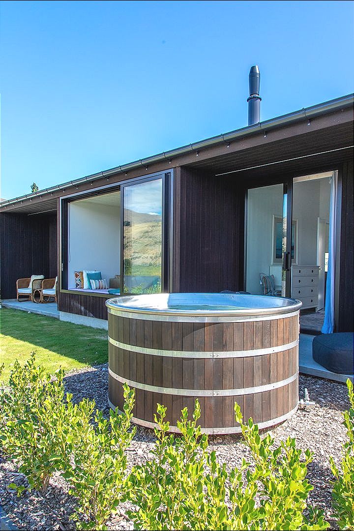 Moke Cottage hot tub and garden with stunning lake and mountain views
